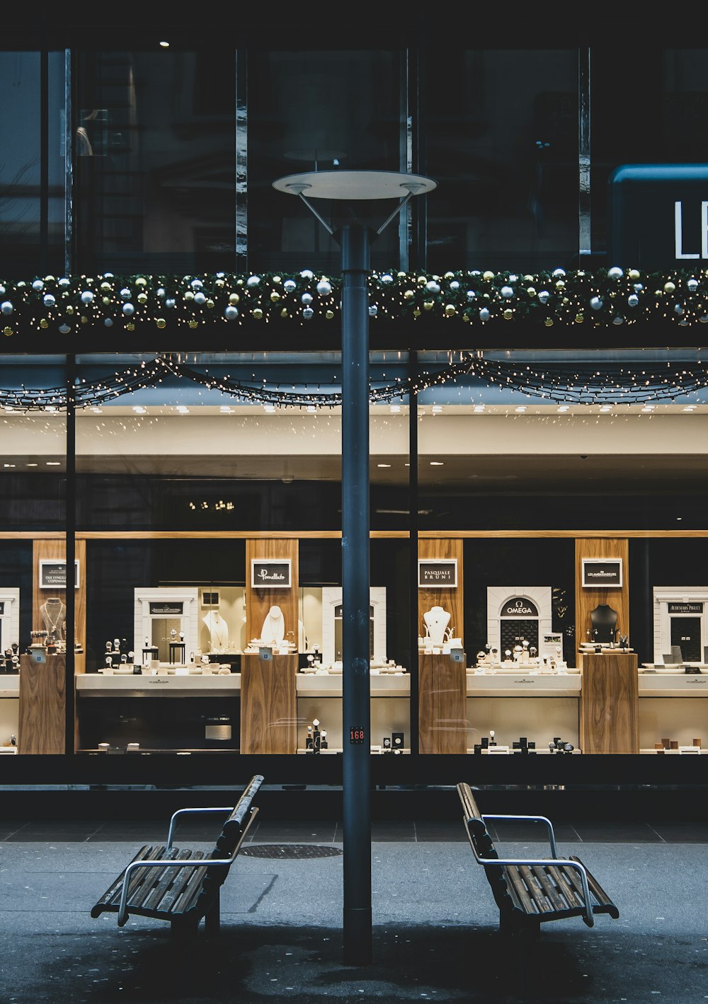 personnes assises sur un banc à l’intérieur d’un bâtiment