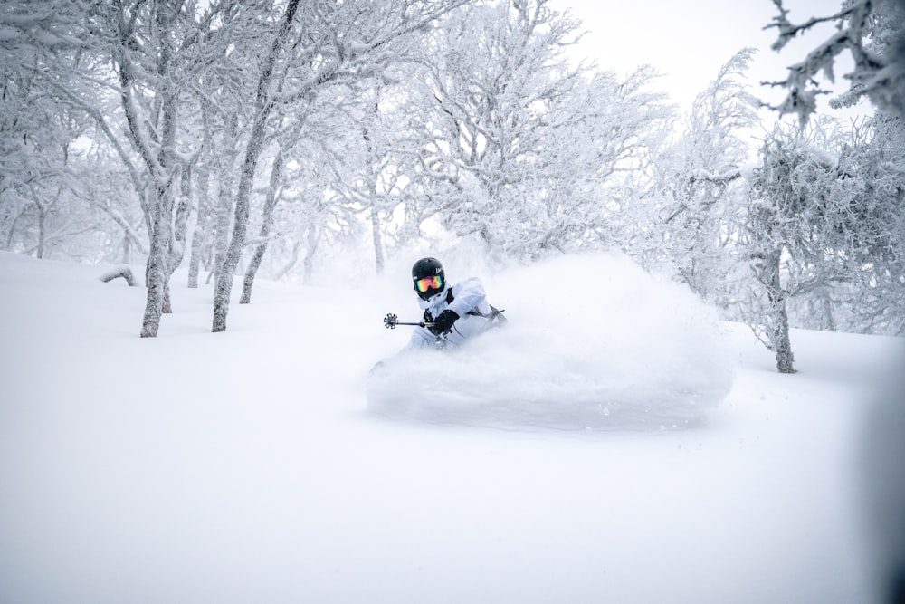 昼間、雪に覆われた地面を黒いバイクに乗っている人