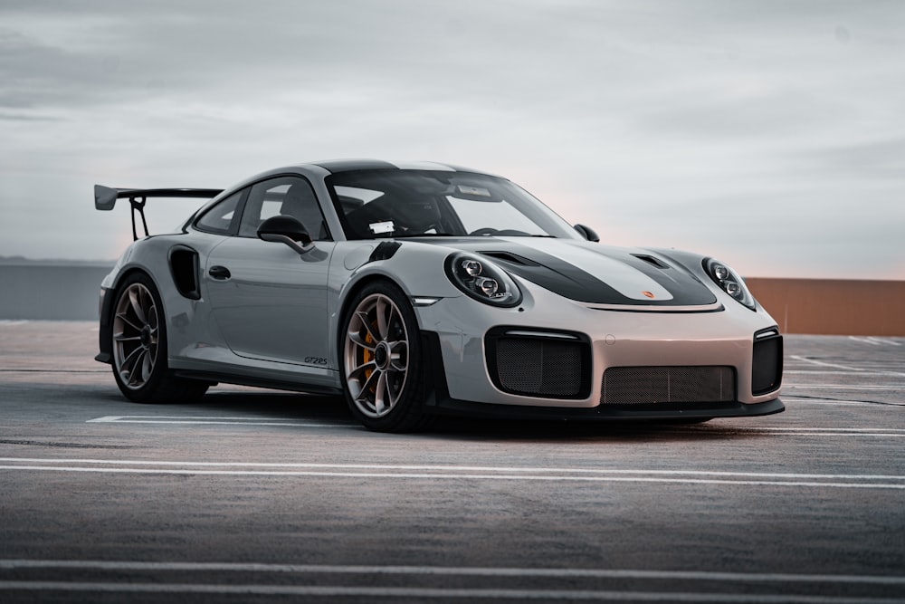 Porsche 911 nera su strada asfaltata grigia