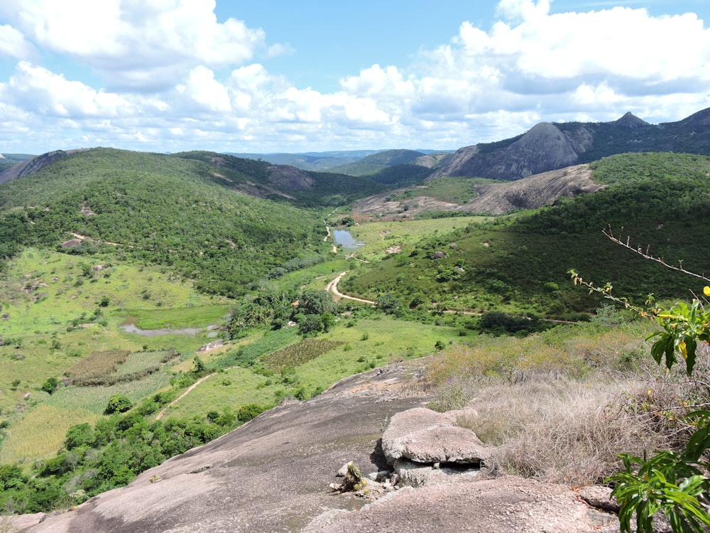 campo di erba verde e montagna durante il giorno