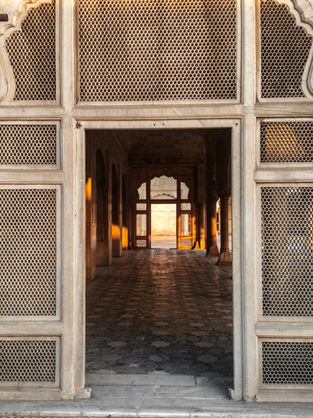 Edificio de ladrillo marrón con puerta de arco