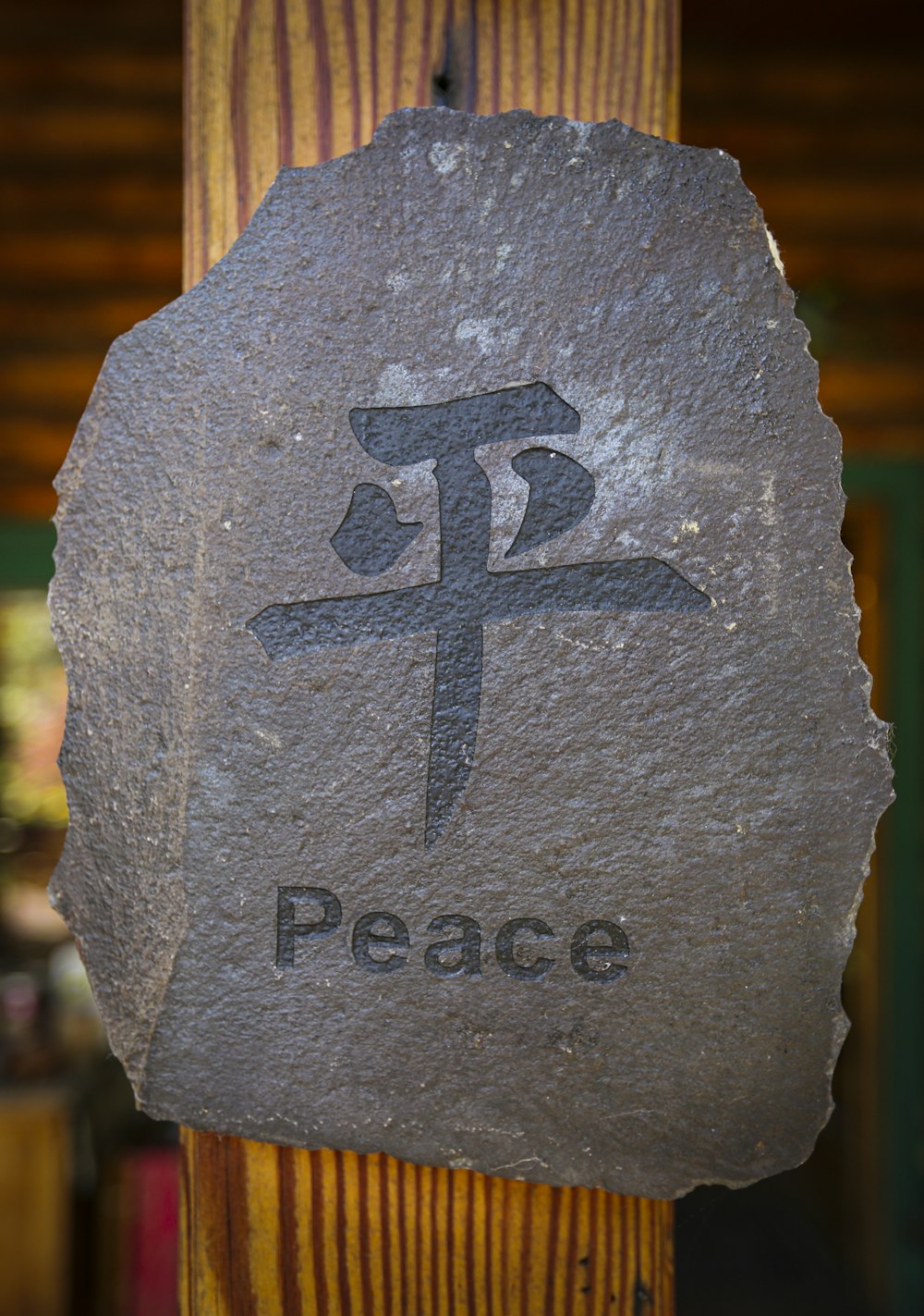 cruz de concreto cinza com texto kanji