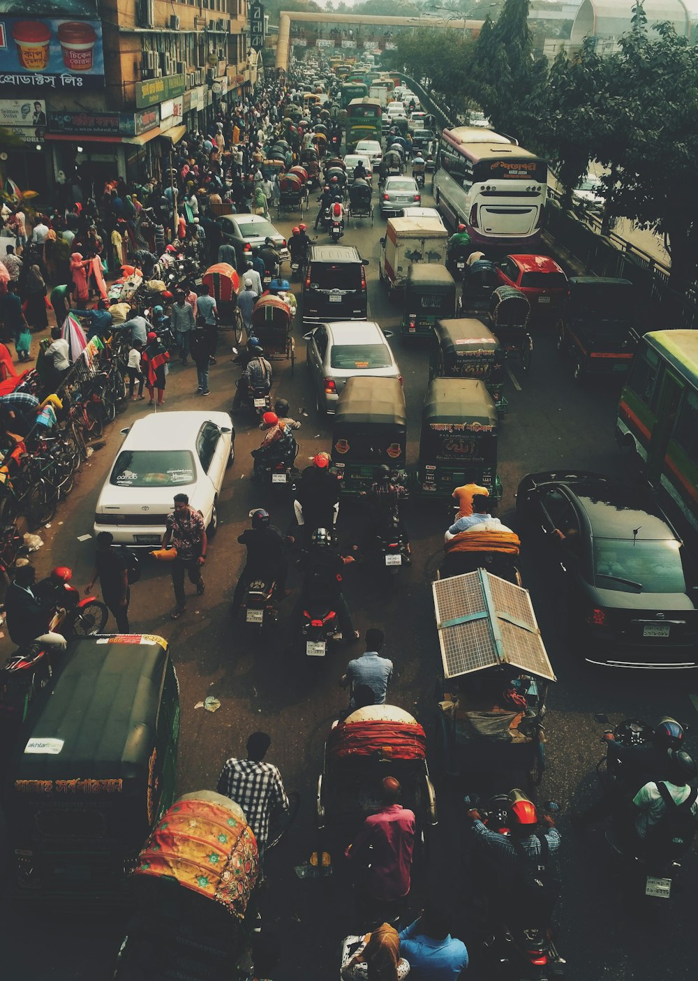 persone che camminano per strada durante il giorno