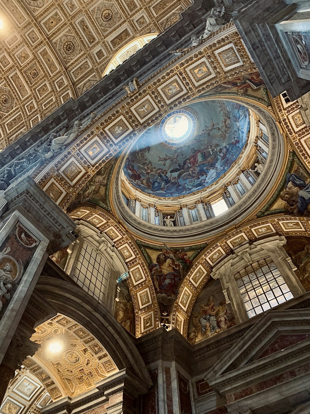 Vista dal basso del soffitto della cupola