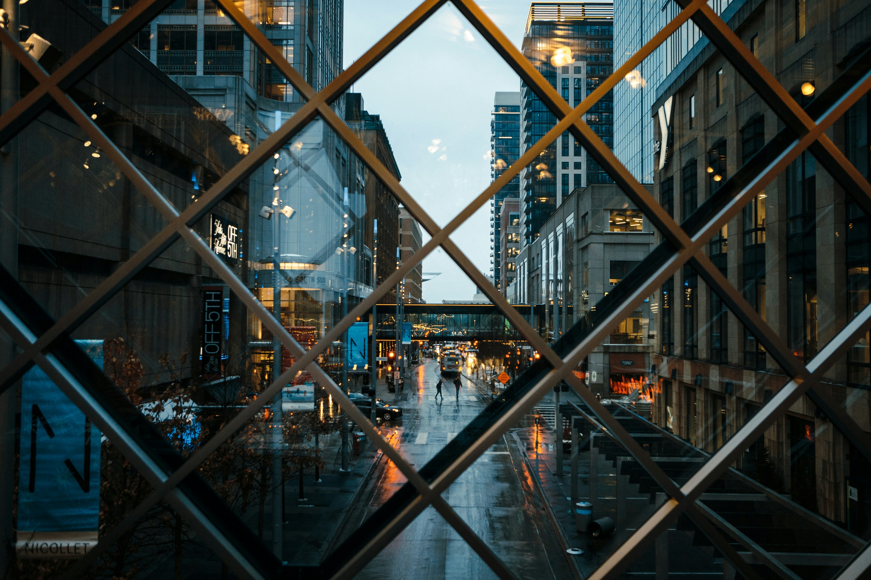 edificio in cemento marrone e bianco