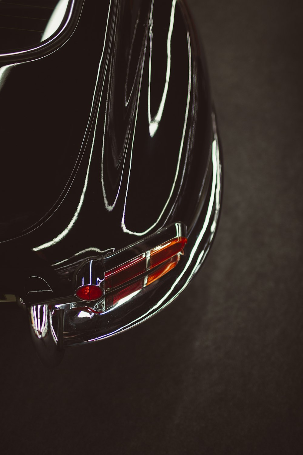 클로즈업 사진의 빨간색과 검은색 자동차