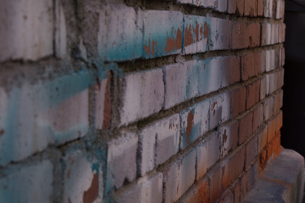 mur de briques brunes et blanches