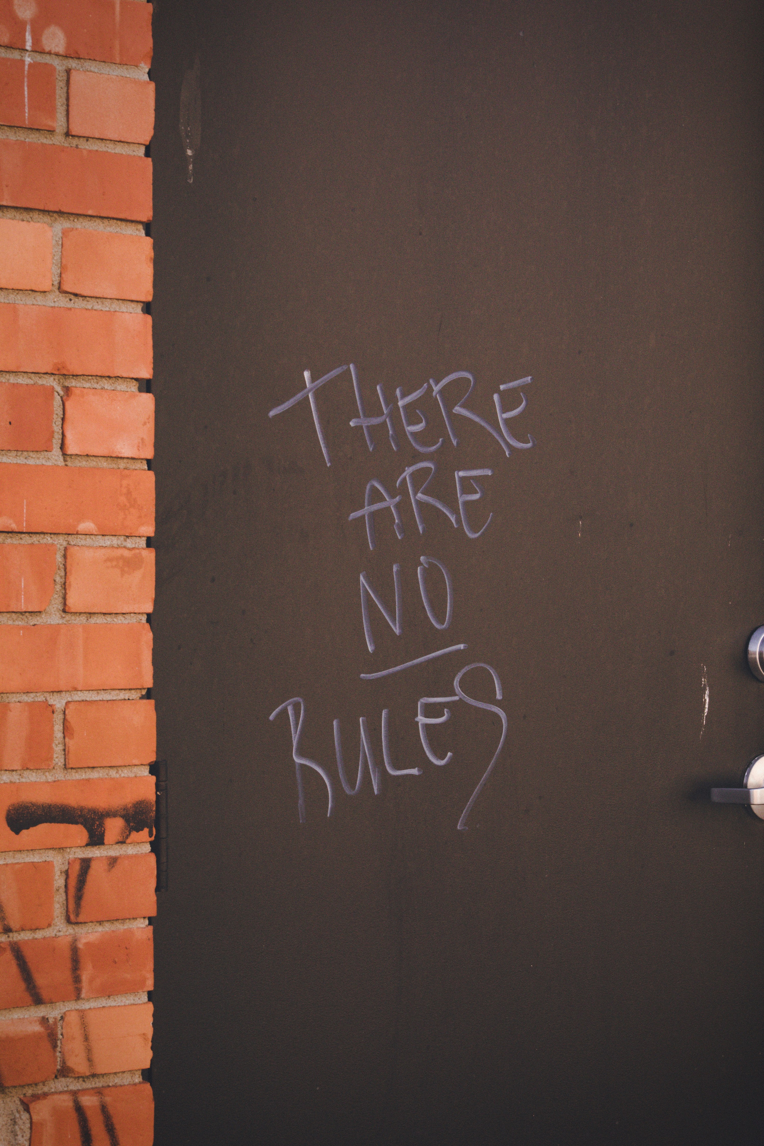 黒と黒のプリント文字が入った黒の木製ドア