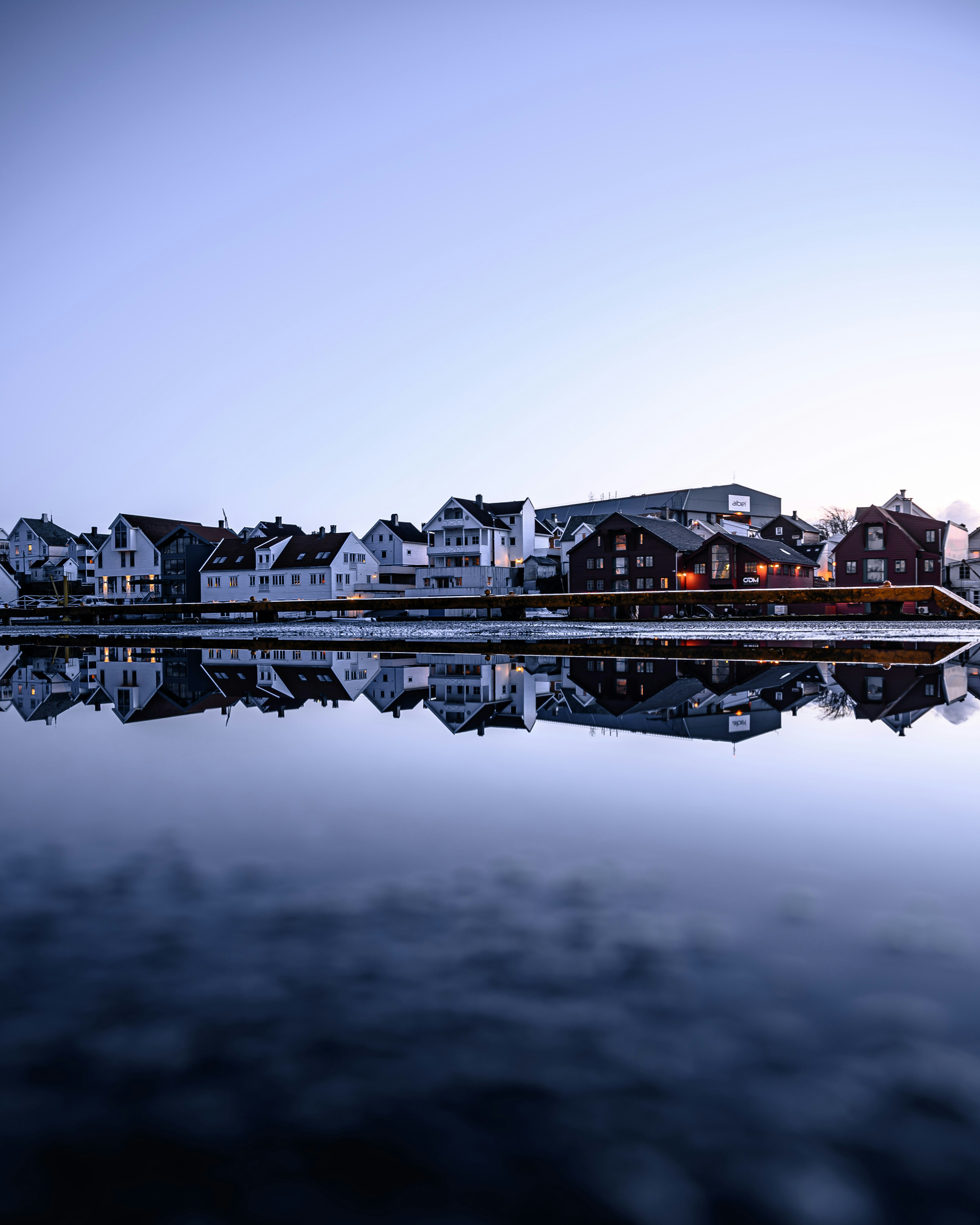 Photo by lachlangowen