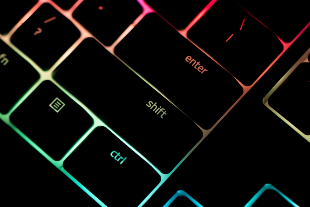 teclado de computador roxo e preto