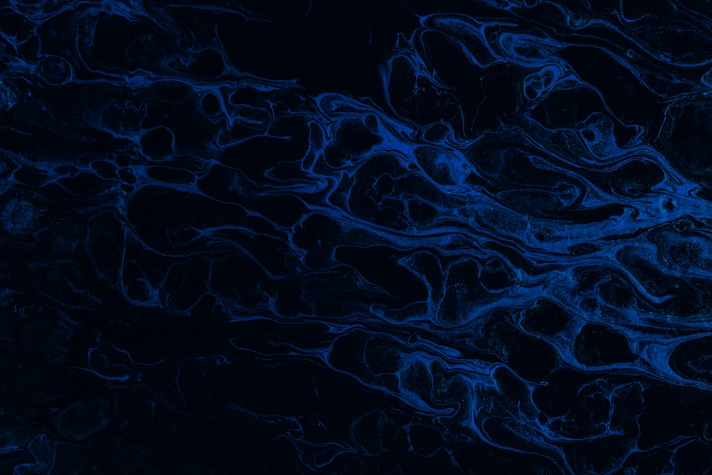 Pintura abstracta azul y negra