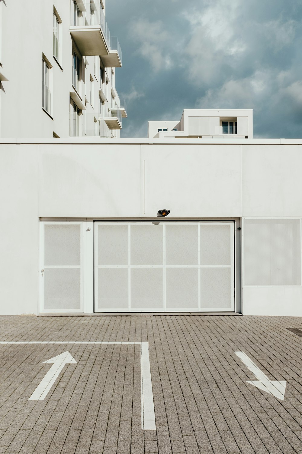 Bâtiment en béton blanc sous le ciel bleu pendant la journée