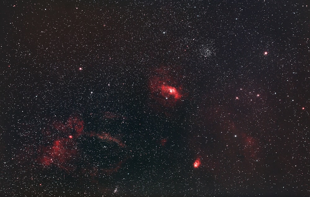 Rote und schwarze Galaxie mit Sternen