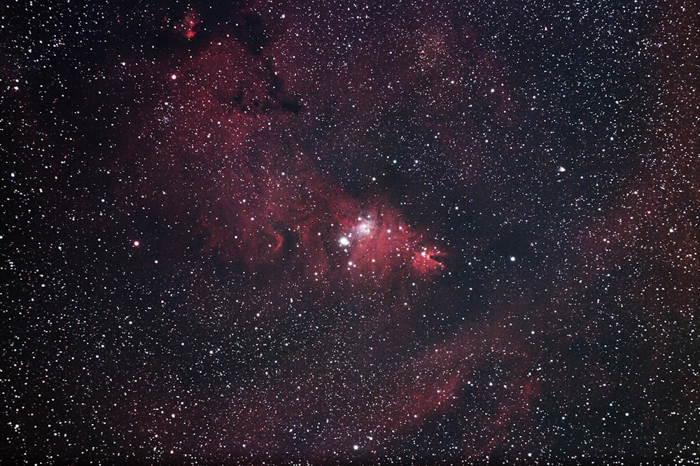 galáxia preta e vermelha com estrelas