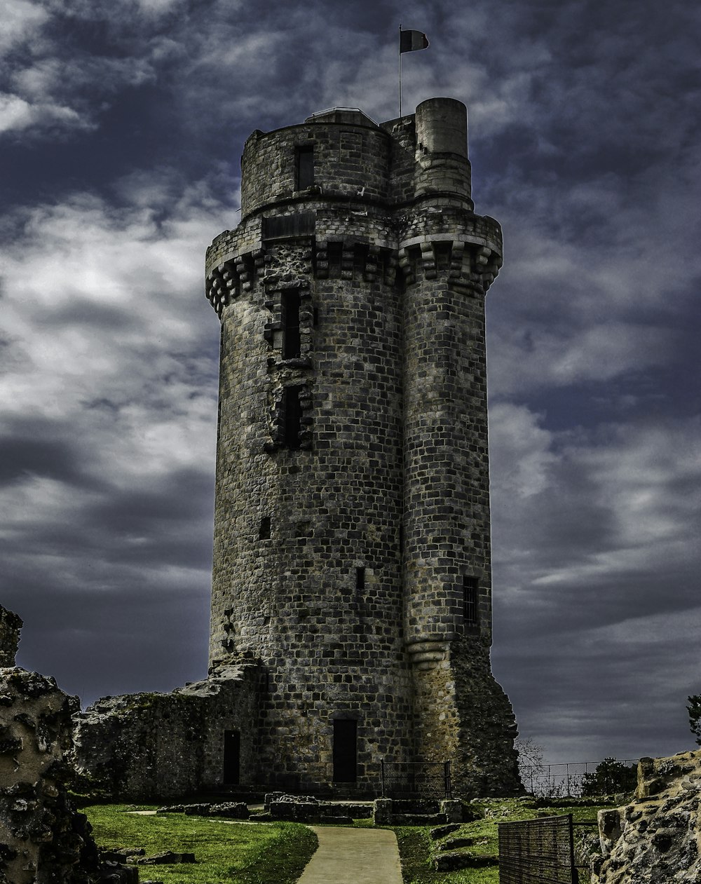 Bâtiment en brique brune sous un ciel nuageux