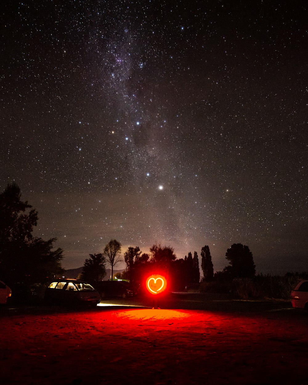 Gente sentada en el campo de hierba durante la noche