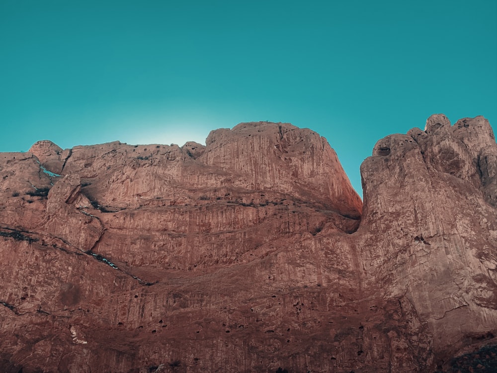 Brauner Rocky Mountain tagsüber unter blauem Himmel