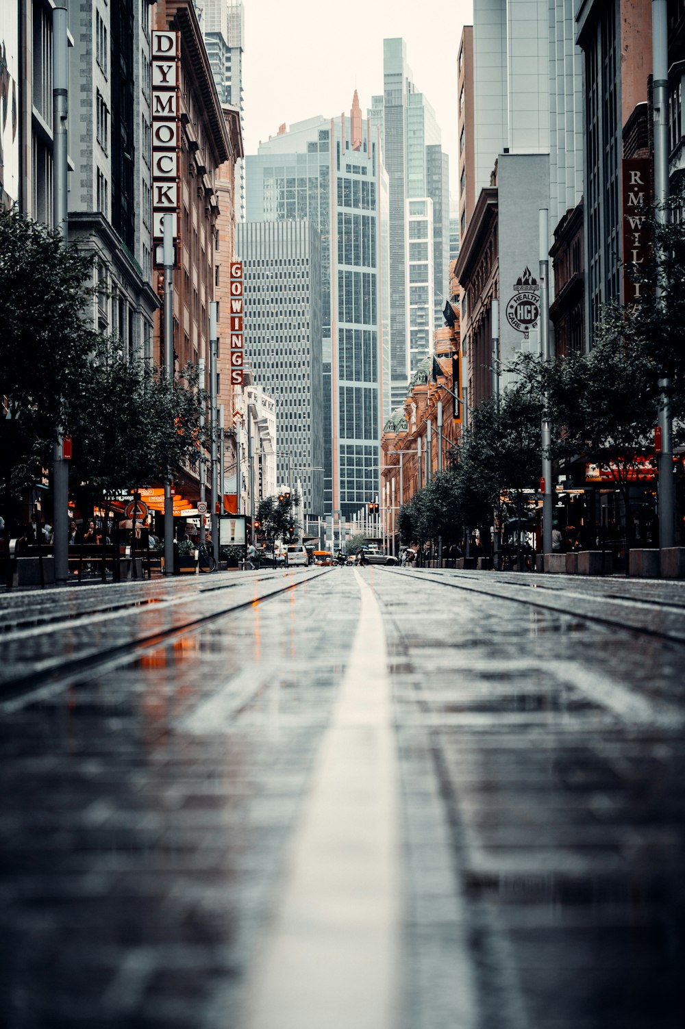 Carretera de hormigón gris entre edificios de gran altura durante el día