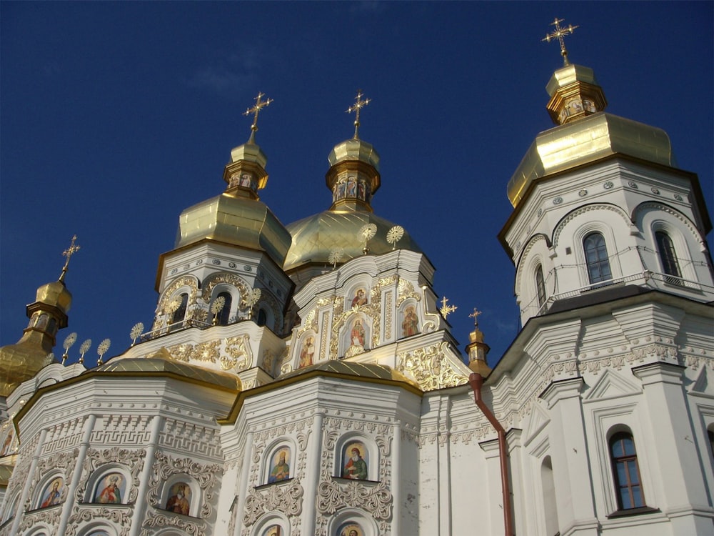 Weiß-Gold-Kirche unter blauem Himmel tagsüber