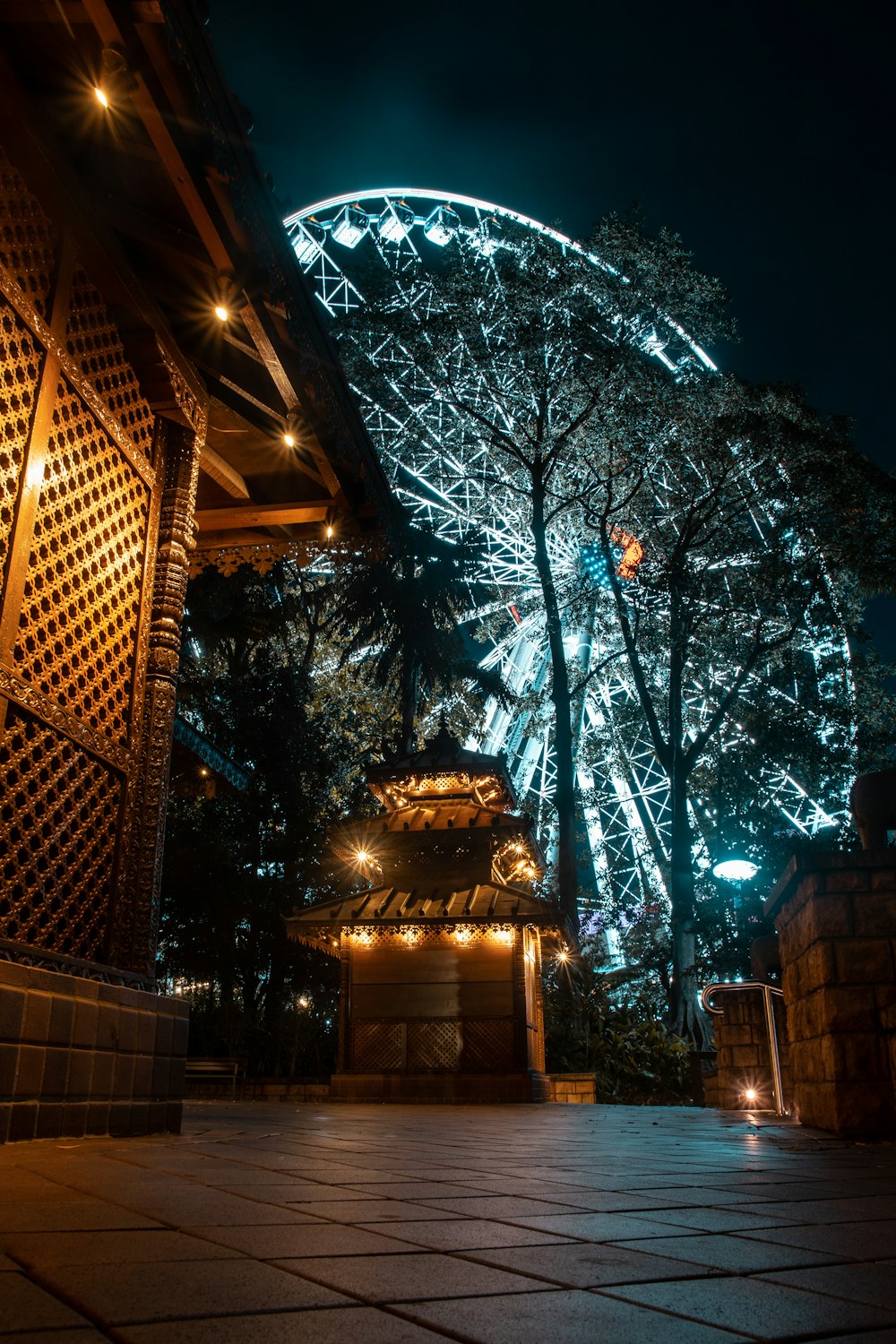 Edificio de hormigón marrón con luces encendidas durante la noche