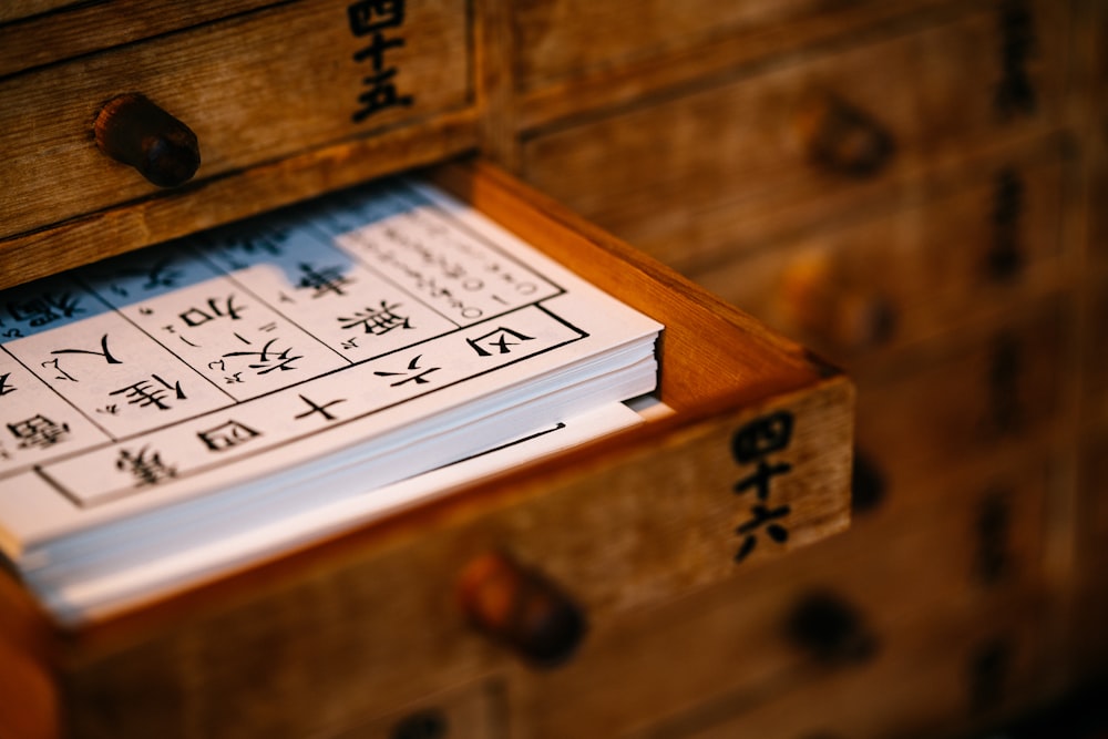 Calendrier blanc et noir encadré en bois marron