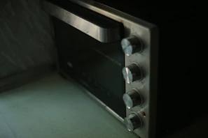 Smart oven with digital display and domotic icon.