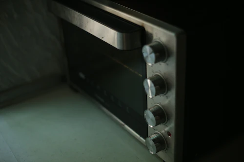 Horno eléctrico con perillas de control en una cocina de Osorno