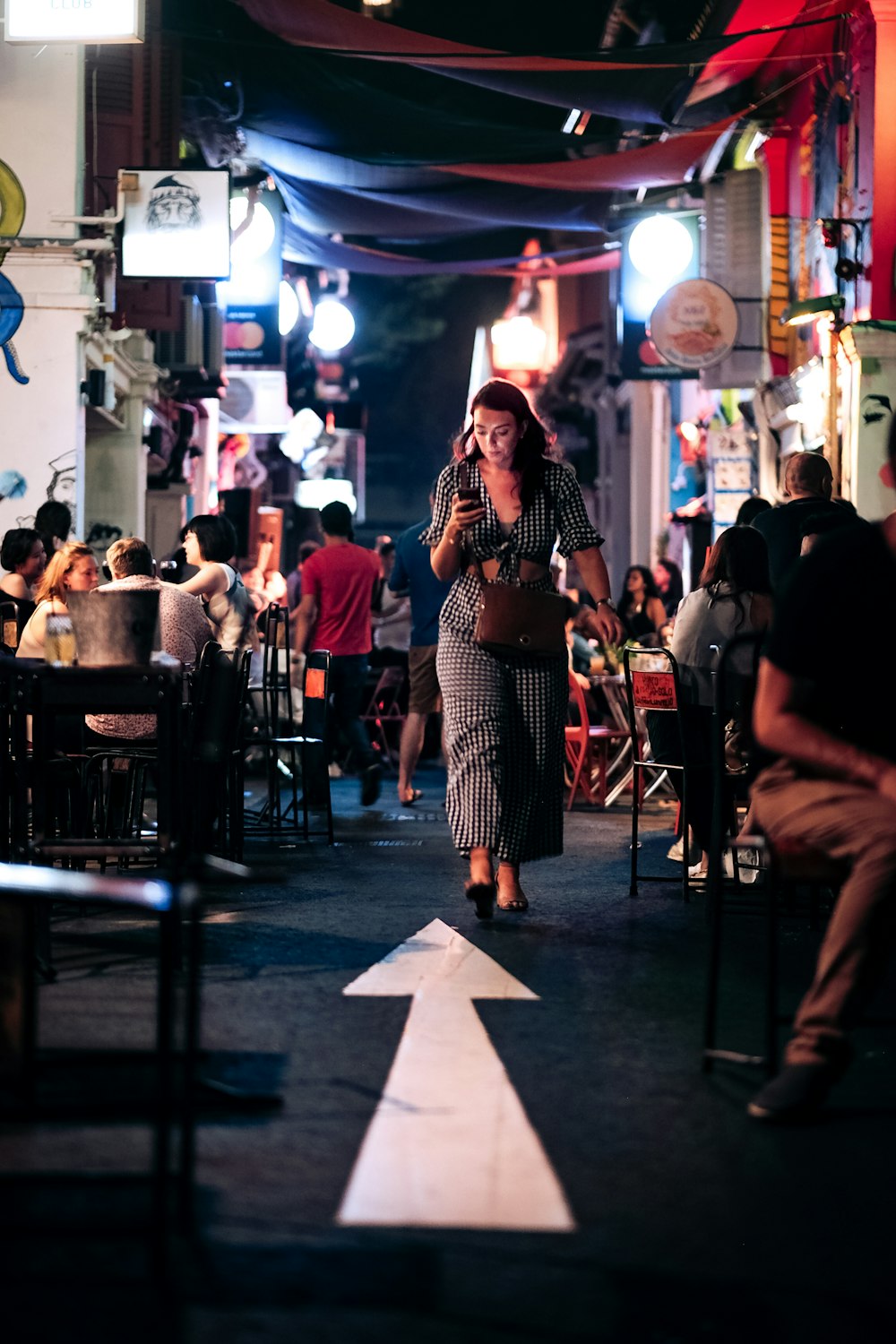 pessoas sentadas na cadeira dentro do restaurante