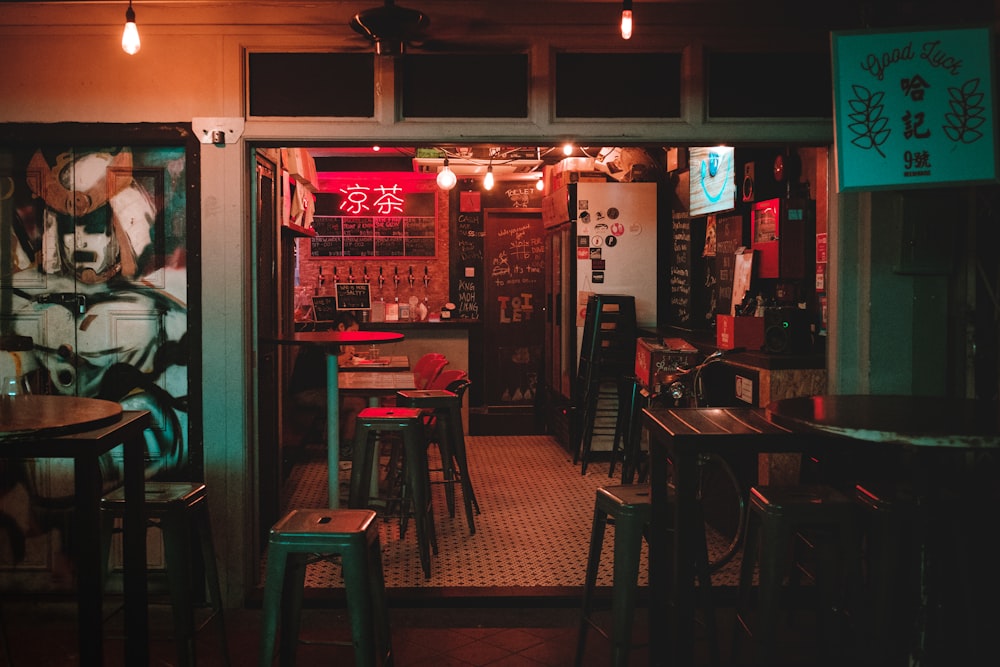 Tienda roja y blanca con texto kanji rojo y blanco