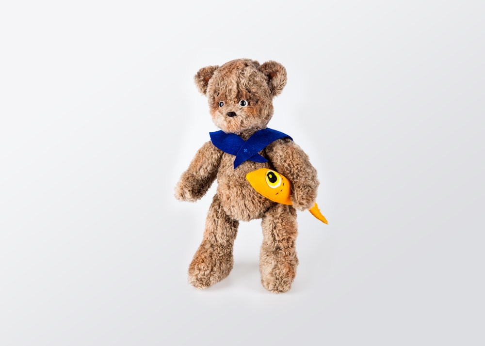 ours brun en peluche jouet sur surface blanche