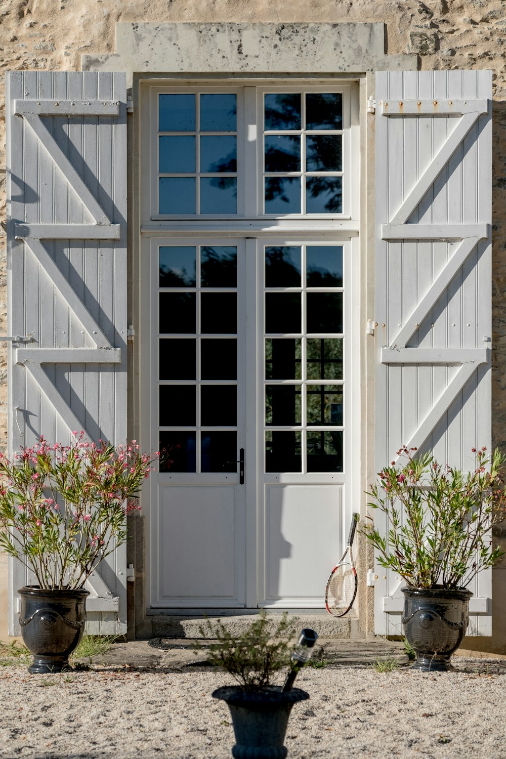 Fenêtre en verre encadrée en bois blanc