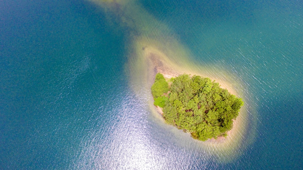 green island in the middle of blue ocean