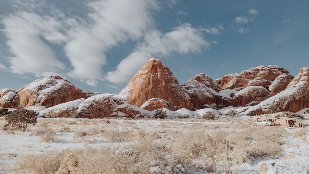 Montagna rocciosa marrone sotto il cielo blu durante il giorno