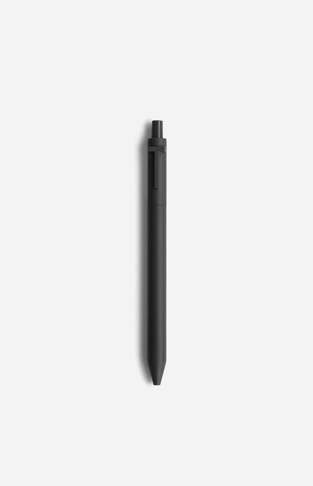 白い背景に黒いペン