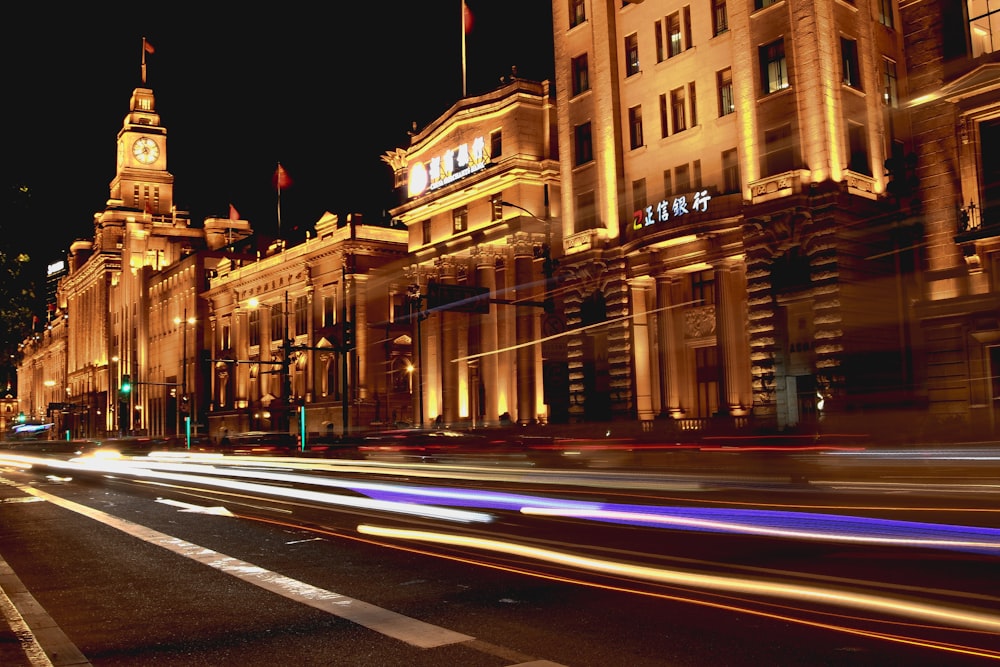 Fotografía de lapso de tiempo de la calle de la ciudad durante la noche