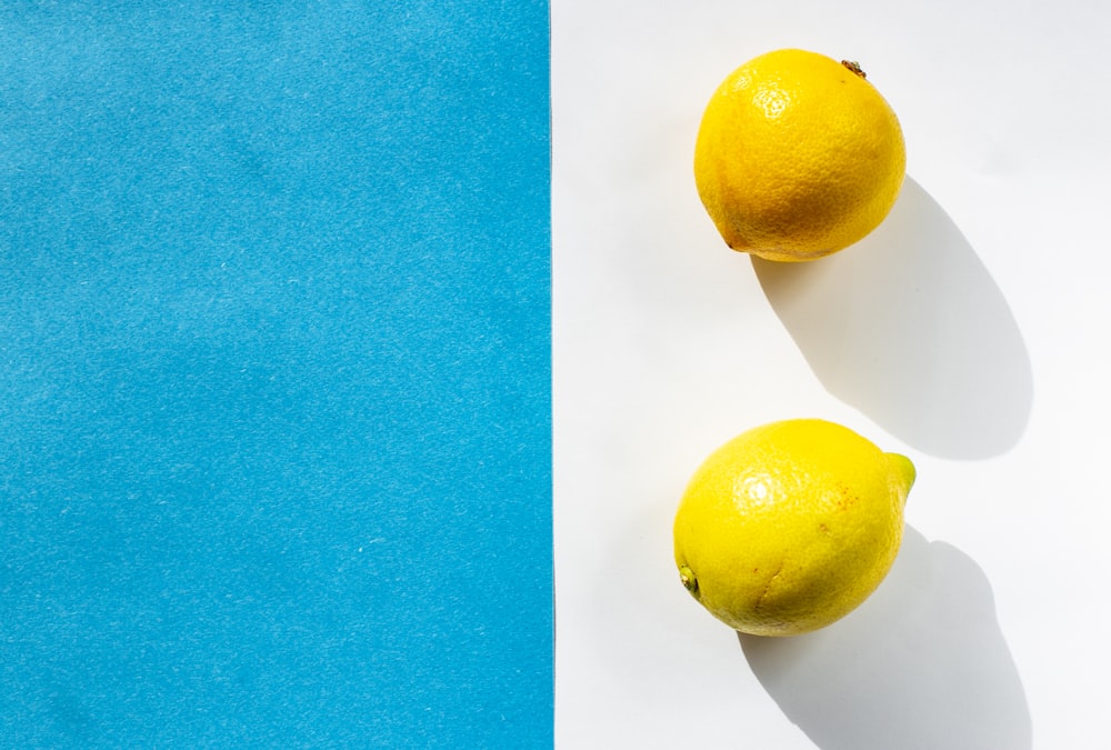 gelbe Zitronenfrucht auf blauer Oberfläche