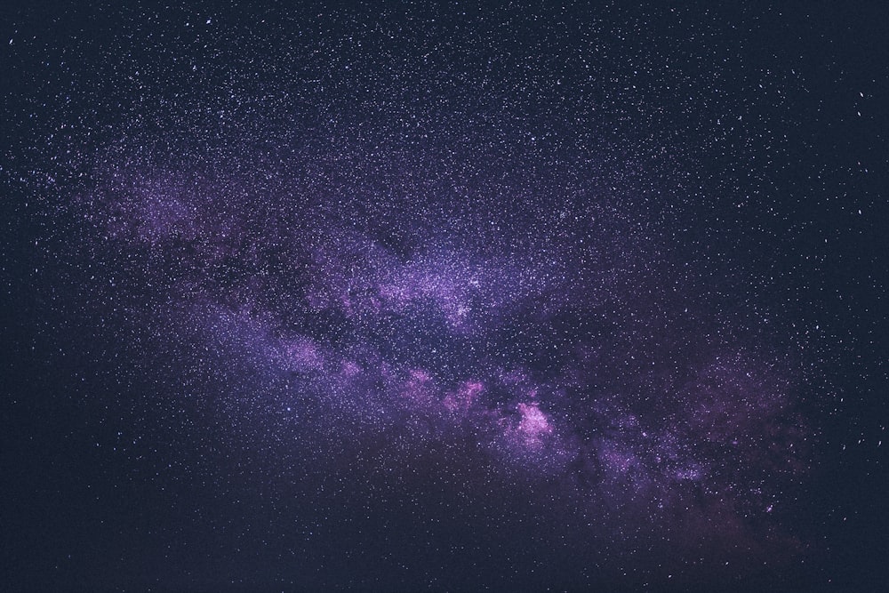 céu roxo e preto com estrelas