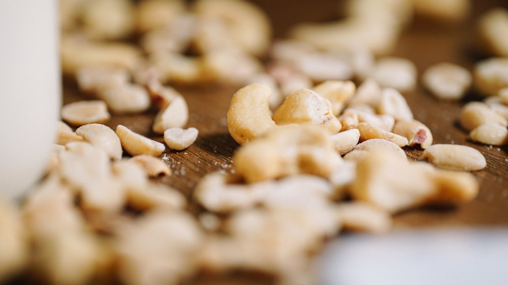 biscuits bruns et blancs sur table en bois marron