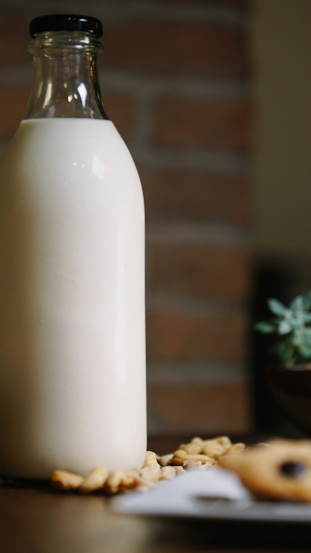 Bouteille en plastique blanc sur table en bois brun