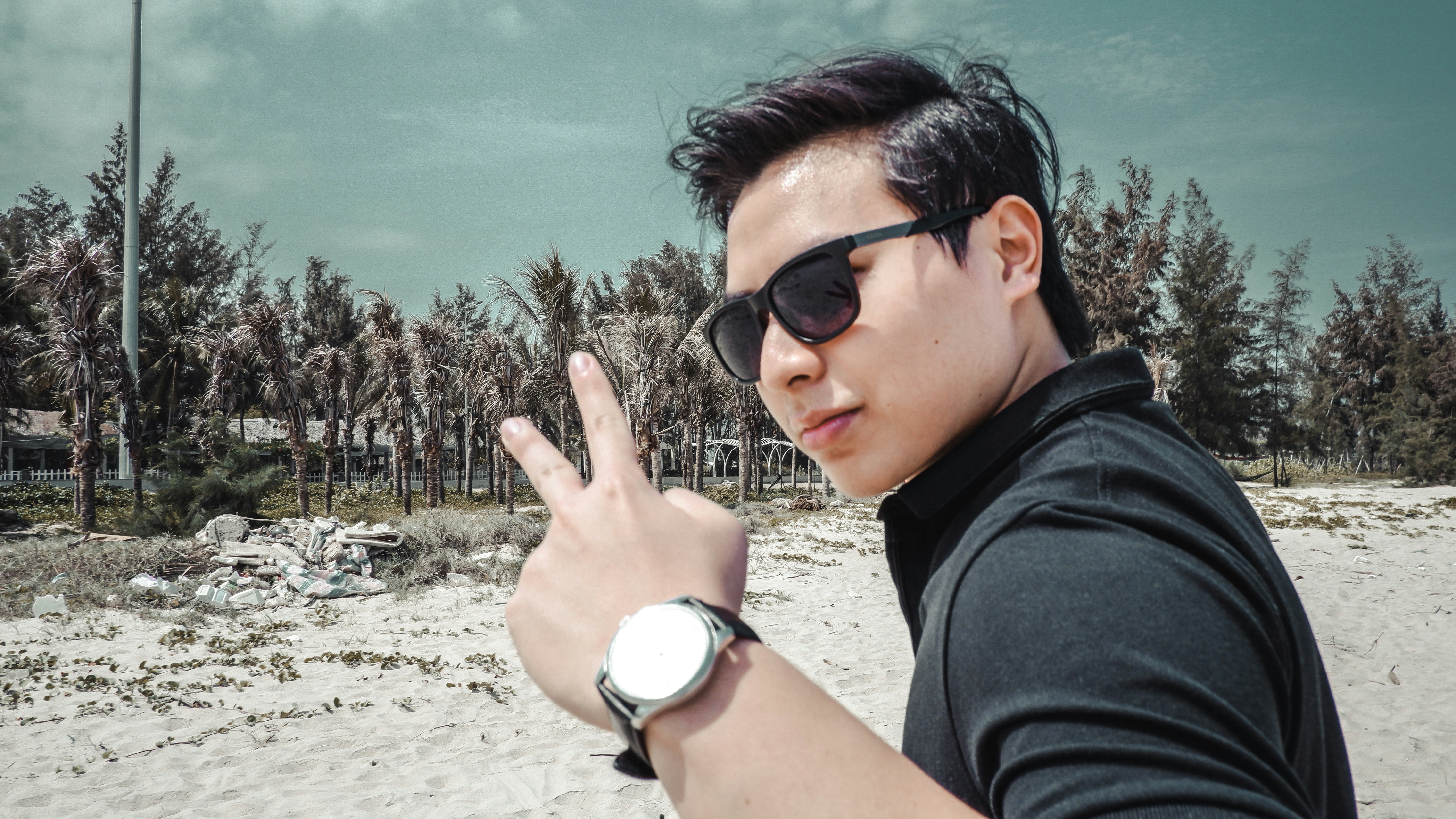 Pria berbaju hitam mengenakan kacamata hitam