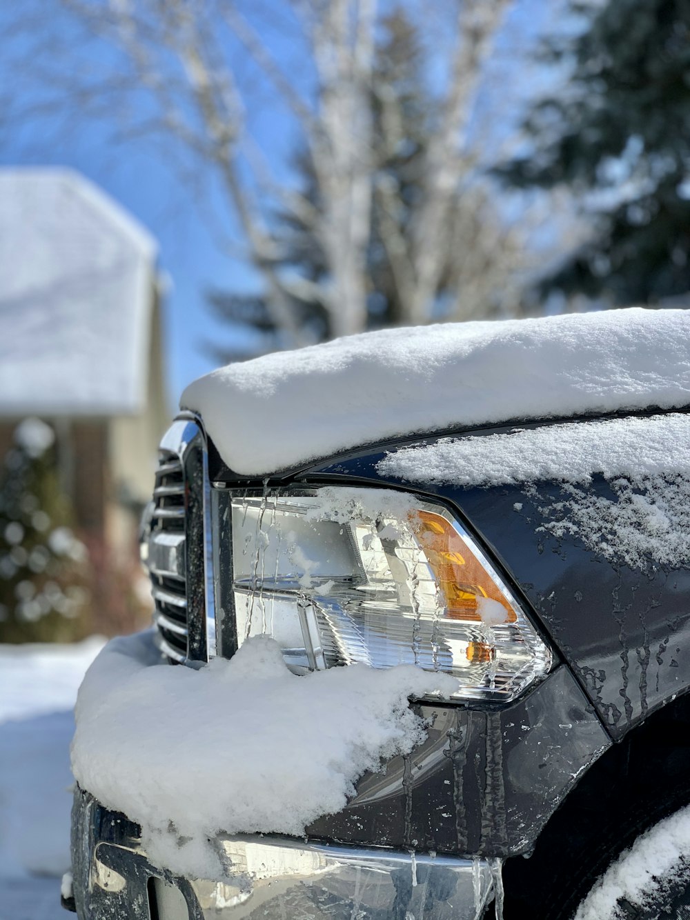 Coche cubierto de nieve durante el día