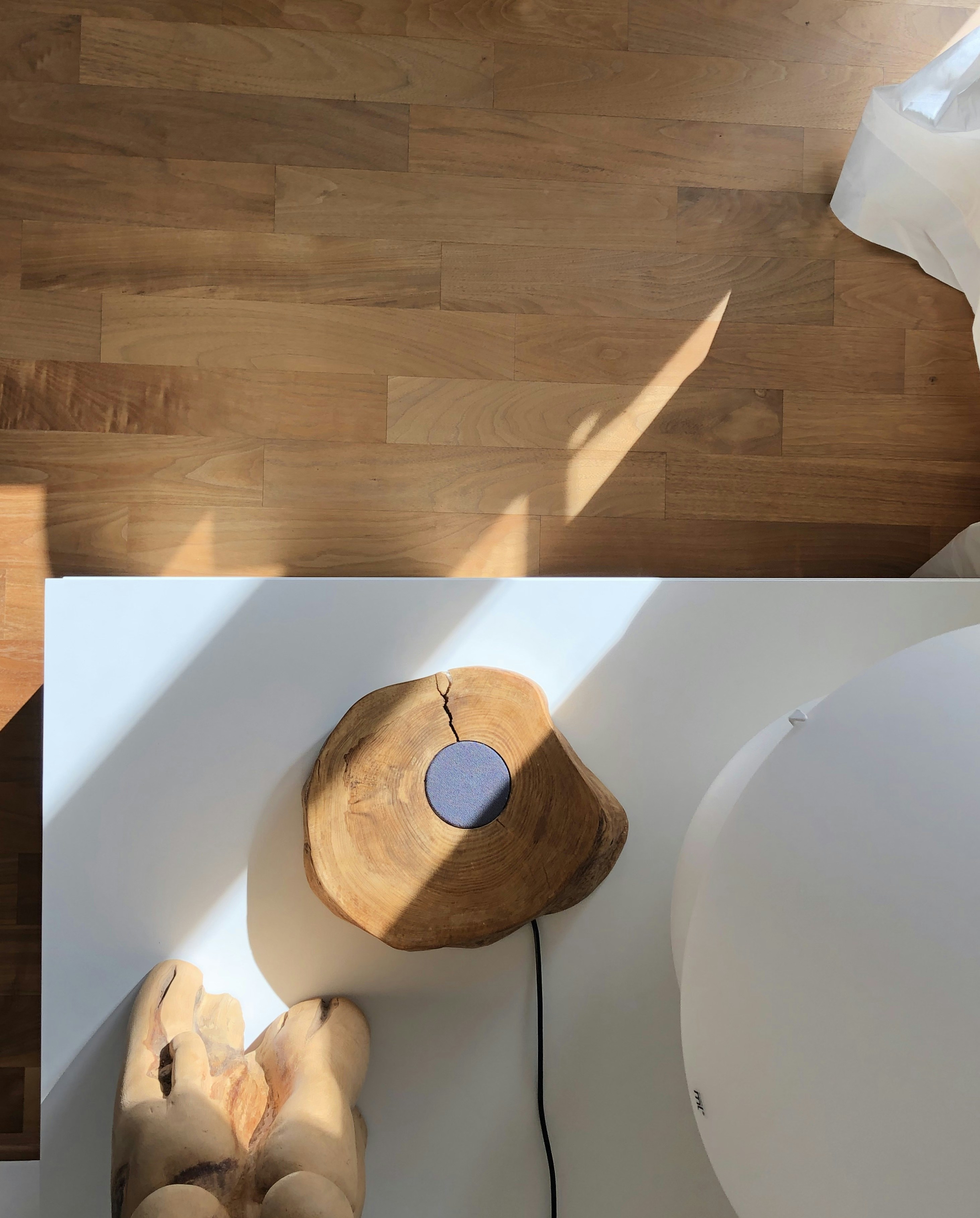 braunes rundes Holzschneidebrett