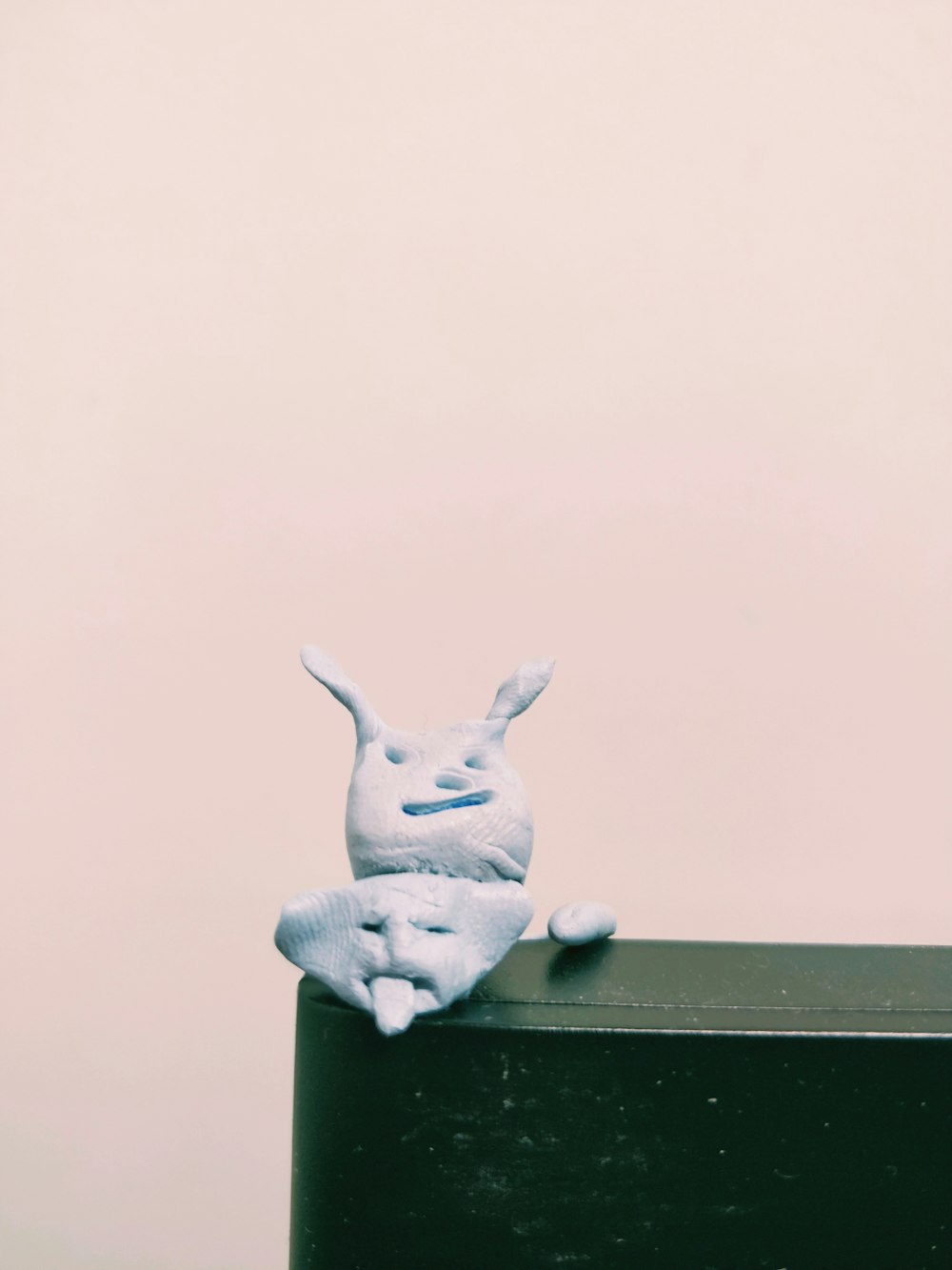 緑のテーブルの上の白いウサギの置物