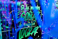 Retro web popup with flashing text saying '¡Alberto está en línea! Haz click para furros exclusivos.'