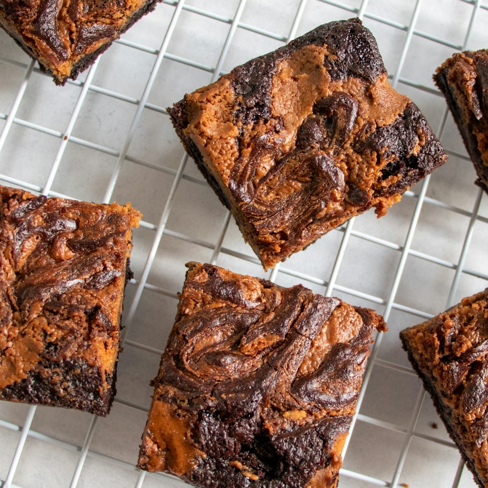 un tas de brownies assis sur une grille de refroidissement