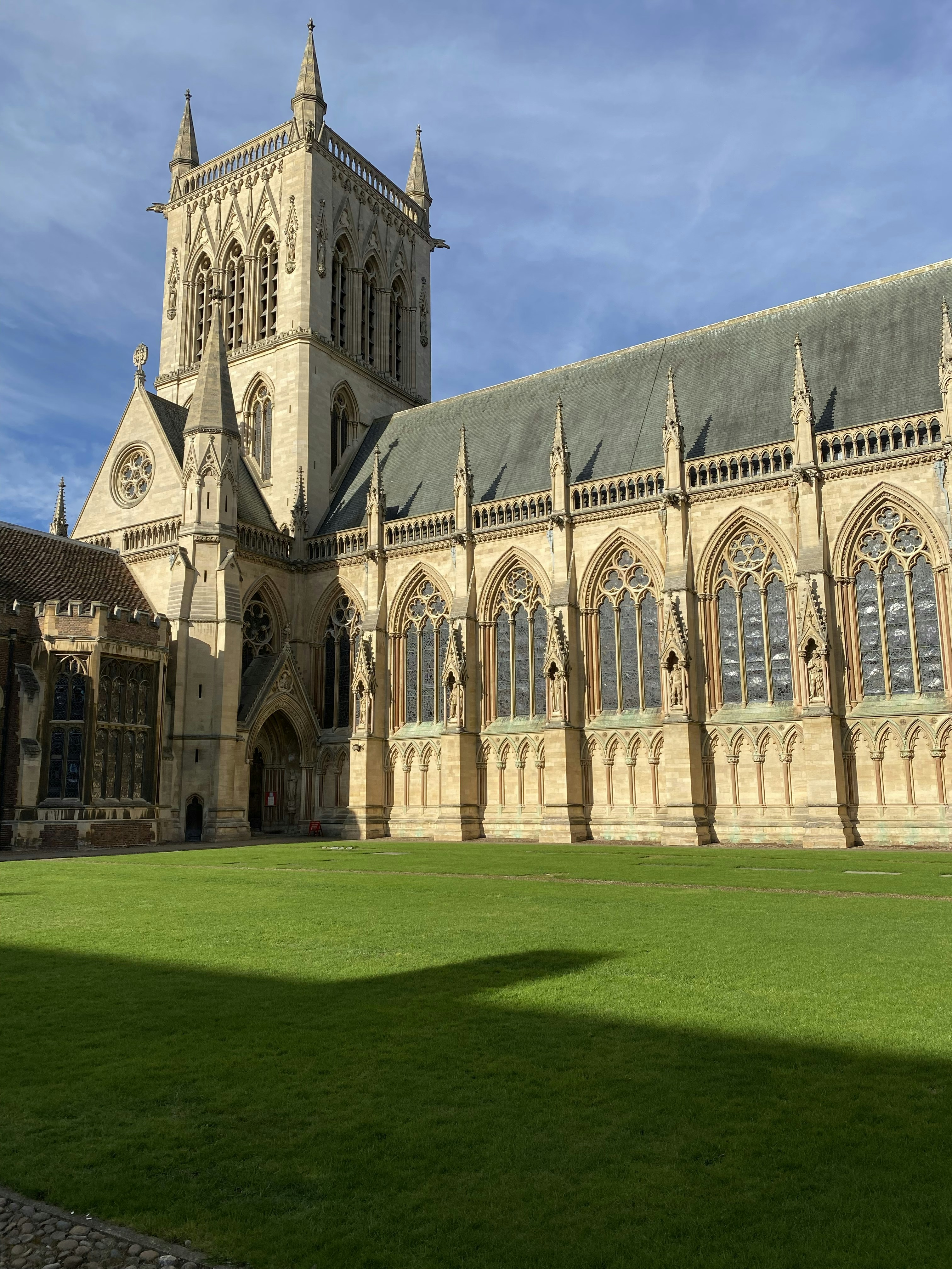 Braun-weißes Betongebäude unter blauem Himmel tagsüber