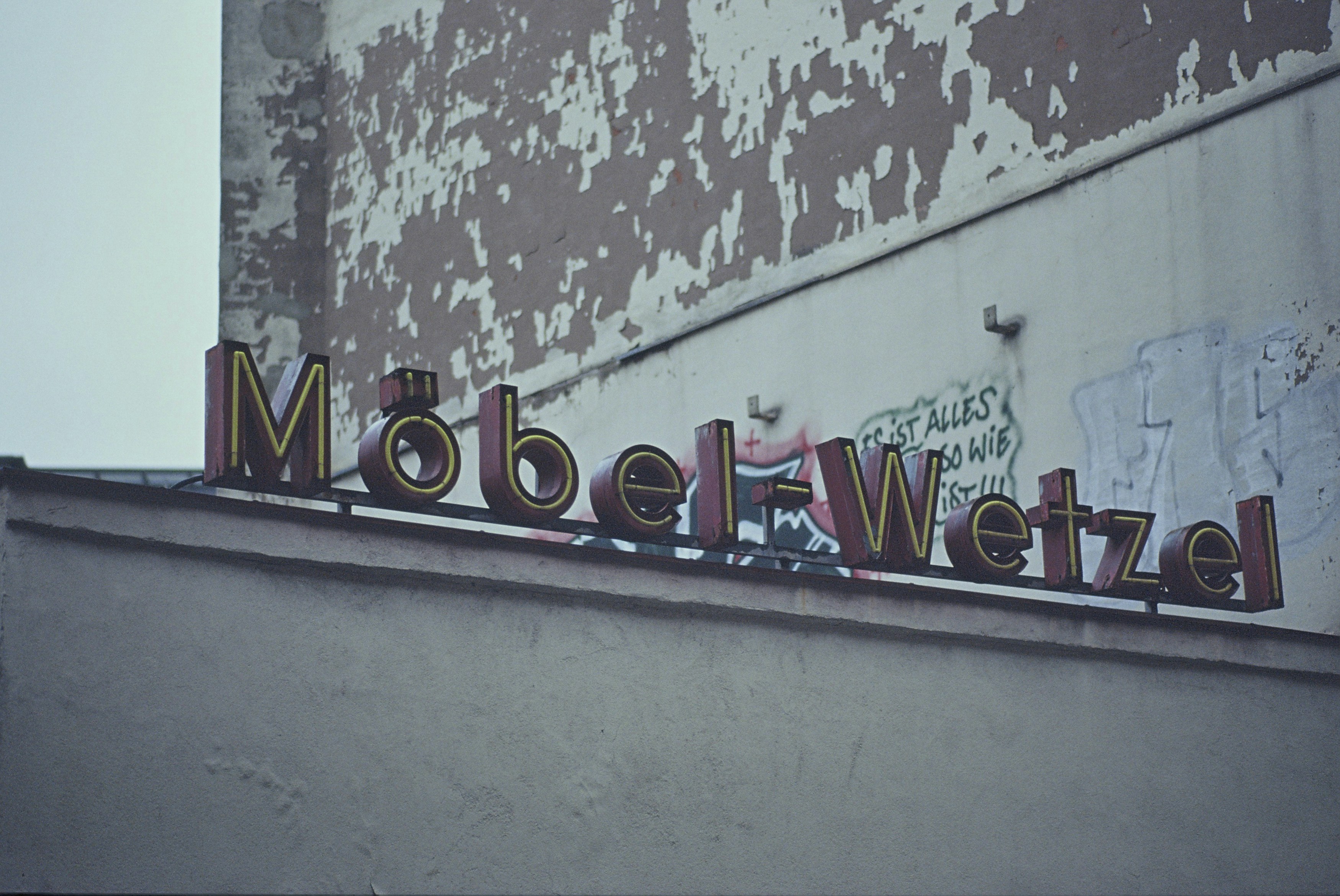 Vintage Business Billboard – Möbel Wetzel. Made with Leica R7 (Year: 1994) and Leica Summicron-R 2.0 90mm (Year: 1981). Analog scan via nimmfilm.de: Fuji Frontier SP-3000. Film reel: Kodak Elite Chrome 100 (expired 2004)