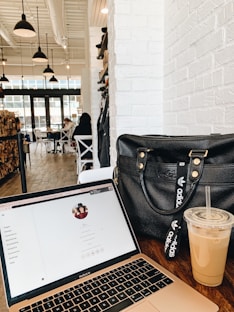 trabajando en un cafe