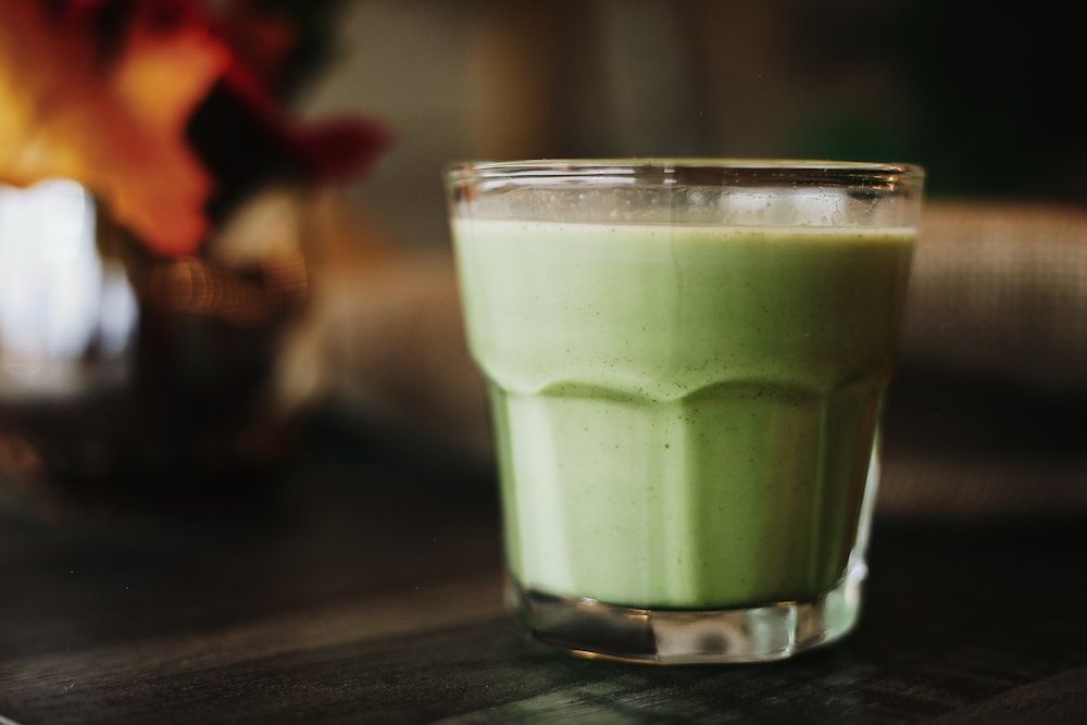 Líquido verde en vaso transparente