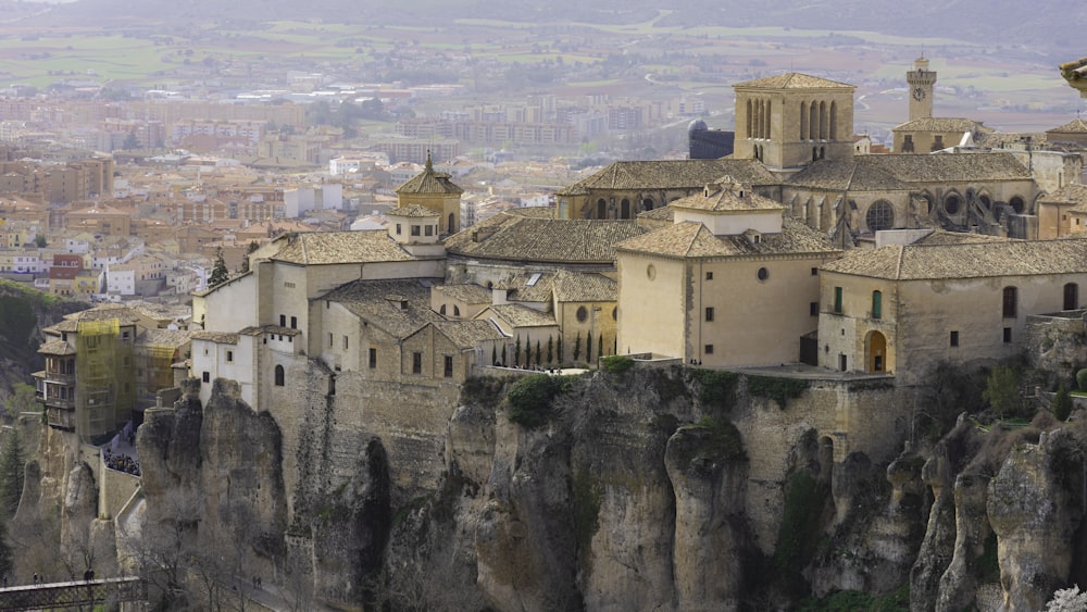 edificio in cemento bianco sulla cima della montagna durante il giorno